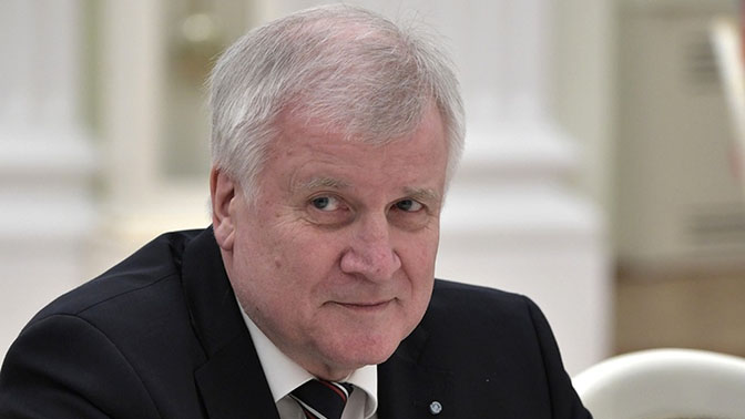 Глава МВД Германии и Меркель достигли согласия по вопросу мигрантов Глава МВД Германии и Меркель достигли согласия по вопросу мигрантов