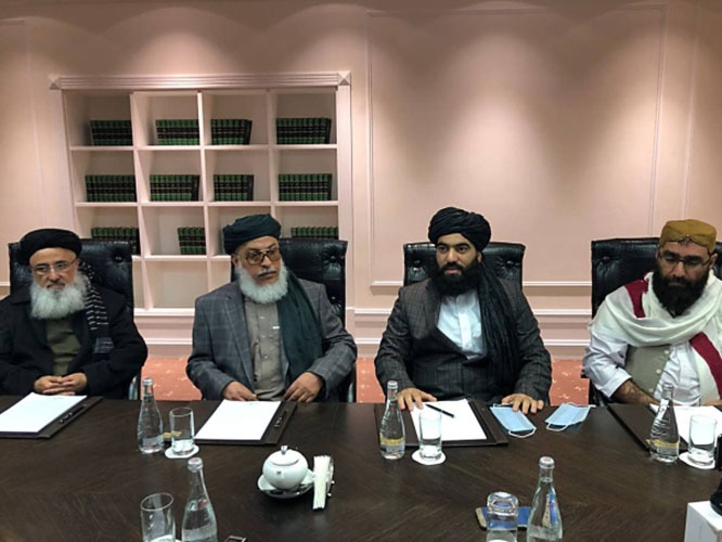 Глава политического совета движения Талибан* в Катаре Шер Мохаммад Аббас Станикзай (второй слева) на переговорах в Москве.